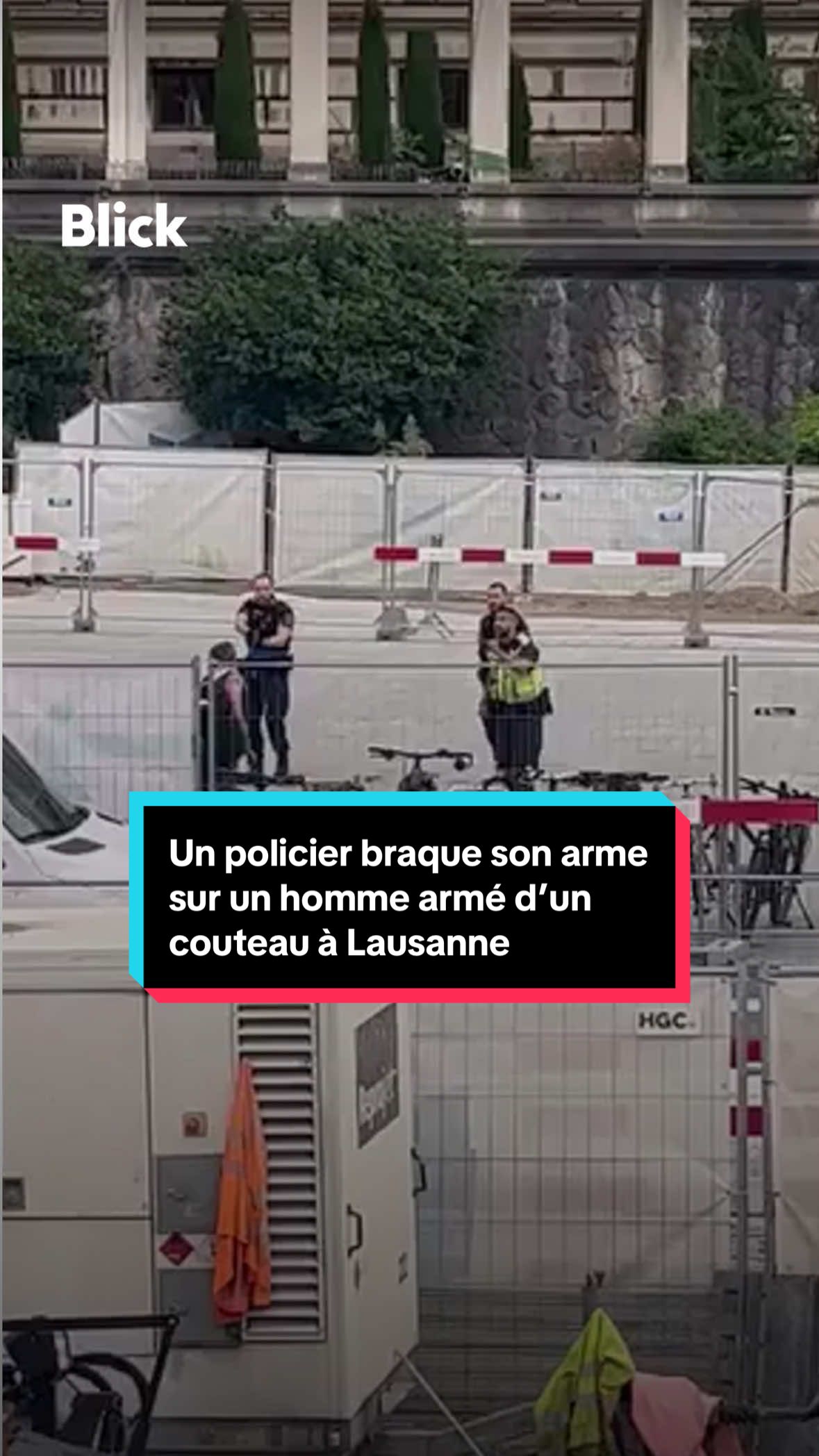 Lausanne, Suisse: La police a dû braquer une arme sur un homme perturbé ce mardi 19 août à la place de la Riponne en chantier. Un lecteur de Blick a filmé la scène lausannoise, survenue peu avant midi. Sur la vidéo, on voit trois agents tenter d’interpeller un homme torse nu, avec un grand sac à dos noir. «Pose ton couteau! Pose-le!», hurle un policier. L’homme ne s’arrête pas et un des agents braque son arme sur lui. #police #arme #lausanne #blick 