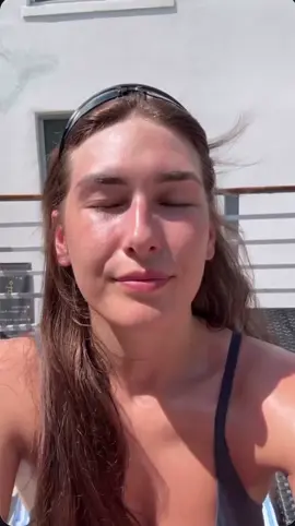 I come in peace 😂 😁 . . . . . . . . #funny #humor #pool #sun #viral 