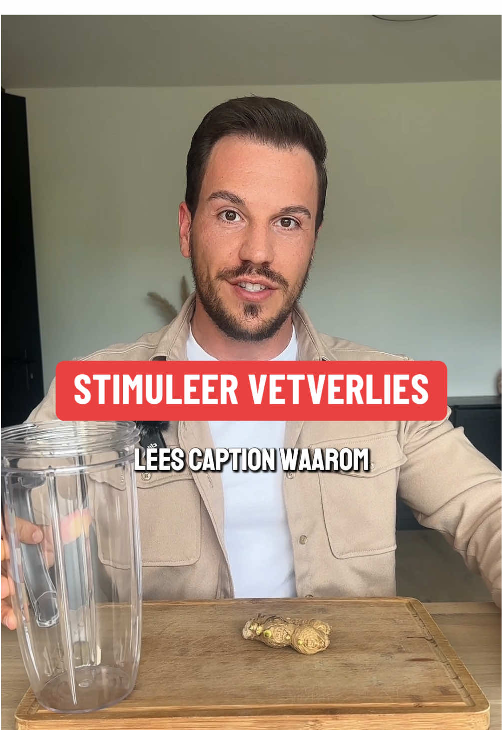Lees waarom..  Gember en kurkuma magische ingrediënten? Het zijn krachtige, natuurlijke ontstekingsremmers die je lichaam ondersteunen op meerdere vlakken.⁣ ⁣ Wanneer je probeert af te vallen en dus in een calorietekort zit voor langere tijd: ❌ Krijgt je lichaam automatisch minder voedingsstoffen binnen. ❌ Je herstelt slechter, je weerstand daalt, en de kans op blessures neemt toe.⁣⁣ ⁣ Een blessure is dan vaak het begin van een negatieve kettingreactie! ⁣ Wat bedoel je daarmee? 👉 Stel je krijgt een blessure ➡️ je kunt voor langere periode niet trainen ➡️ je raakt gefrustreerd ➡️ je motivatie/discipline zwakt af ➡️ je emoties nemen het over ➡️ je grijpt sneller naar te veel eten ➡️ en je verliest langzaam de grip op je doel: AFVALLEN ⁣ Daarom is preventie zo ontzettend belangrijk ⚠️ ⁣ Een dagelijks shot gember/kurkuma is geen wondermiddel, maar dat is een random calorietekort op zichzelf ook niet. ⁣ Hoe je calorietekort is opgebouwd met voedingsstoffen maakt namelijk ook een verschil voor “effectief” vet verliezen. ⁣ Toch is een gember/kurkuma shot wel een krachtig puzzelstukje in het grotere geheel.⁣ ⁣ Want vetverlies, gezondheid, mentale balans… het is nooit één ding. ⁣ Het is een optelsom van dagelijkse keuzes. En hoe meer puzzelstukjes je verzamelt en op de juiste plek legt, hoe completer het totale plaatje wordt: ⁣ 🧩 Een fit, sterk en duurzaam leven waarin je ‘wel’ je vetverliesdoelen kunt behouden. ⁣ 🟠 Begin met de kleine dingen. Ze bouwen aan iets groters dan je denkt.⁣ Dat is wat je noemt strategisch en tactisch te werk gaan. Volg voor dagelijkse afvaltips! Oja voor de mensen.. die een lesje begrijpend lezen nodig hebben. Nergens staat ‘’Drink dit en je valt 10 kg af’’ Ingrediënten voor 7 stuks:  - 3 sinaasappelen 🍊 - 2 citroenen 🍋 - 14 g verse gember - 10 g verse kurkuma - Snufje zwarte peper - Een klein scheutje water #afvallenzonderdieet #afvallenzonderhonger #gezondafvallen #gezondrecept #gezonderecepten #afvallen #marckoolen
