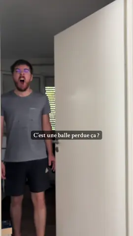 C’est une balle perdue ça ?  #couple #coupletok #humour #rire #scenedemenage 