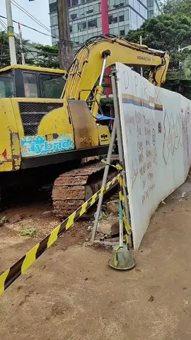 Berani sekali saudara/i yang mengekspresikan keluhannya pada papan proyek ini ❤️‍🔥 #galianjakarta #jakartamacet #tbsimatupang  #jakartakeras #CapCut 