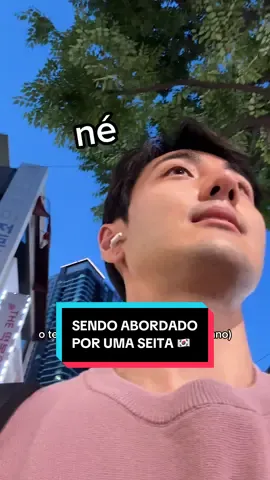 Se você vir pra 🇰🇷 é quase certeza que alguma hora ou outra vc será abordado por seitas coreanas! Geralmente tão em saída de metros ou ruas mais tranquilas. Sempre chegam puxando papo do nada contigo, elogiando sua vibe ou fazendo perguntas aleatórias. Mas nenhum coreano para no meio da rua só pq curtiu sua “vibe” kkkk Essas seitas começaram a surgir principalmente durante a Guerra da Coreia e nos anos pós guerra, quando a população buscava uma forma de encontrar esperança em meio ao caos. Muitos grupos misturavam cristianismo, budismo e até práticas xamânicas oferecendo cura, conforto espiritual e um senso de comunidade. Hj o foco de várias delas vai além da fé. O objetivo é recrutar novos membros e conseguir dinheiro através de doações constantes, cursos internos ou promessas milagrosas. Fica a dica: não caia nessa nem por lanche grátis kkkk