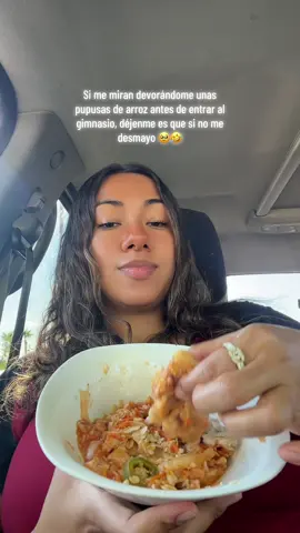 Que porque me lo estoy comiendo en un plato hondo? Para que no se me caiga la salsa en el asiento cuando vengo manejando 😅 #morningroutine #gym #pupusas 