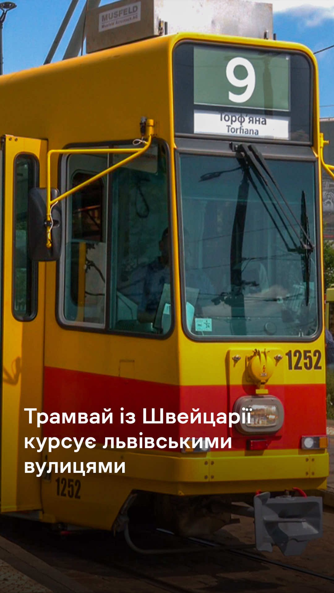 На маршрут №9 у Львові виїхав перший трамвай, який місту передали зі швейцарського Базеля. Перед цим трамвай дообладнали та протестували, а водії пройшли відповідне навчання, бо система управління таким транспортом відрізняється від інших трамваїв у Львові.#суспільнельвів #новинильвів 