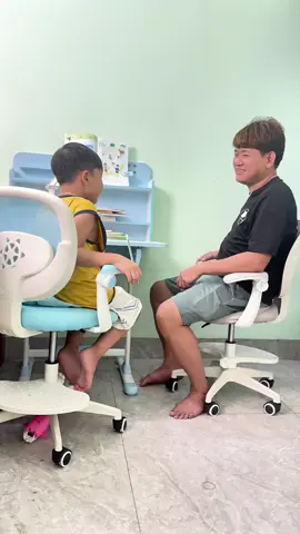 bộ bàn học thông minh cho con bản cải tiến nha mom ơi , được tặng rất nhiều quà cho con ạ 