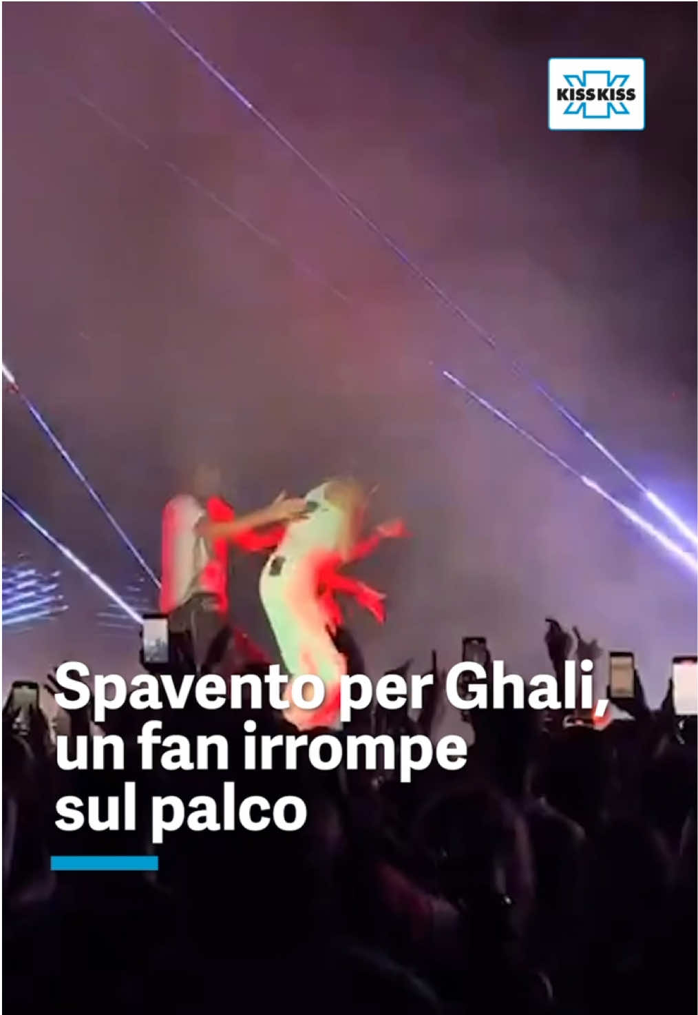 Durante il suo ultimo concerto a Catania un fan spaventa Ghali irrompendo sul palco, ma riesce a mantenere la calma e lo abbraccia 🩵 @Ghali  📹 TT | @ᖇOᗷᔕ🎈  #ghali 