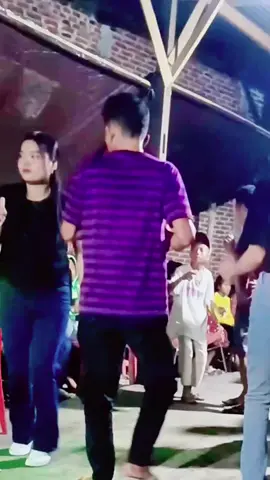 goyang asyik Sulawesi Selatan nona manis #sulawesi #jogetsulawesi #promomakanmerdeka #viral 