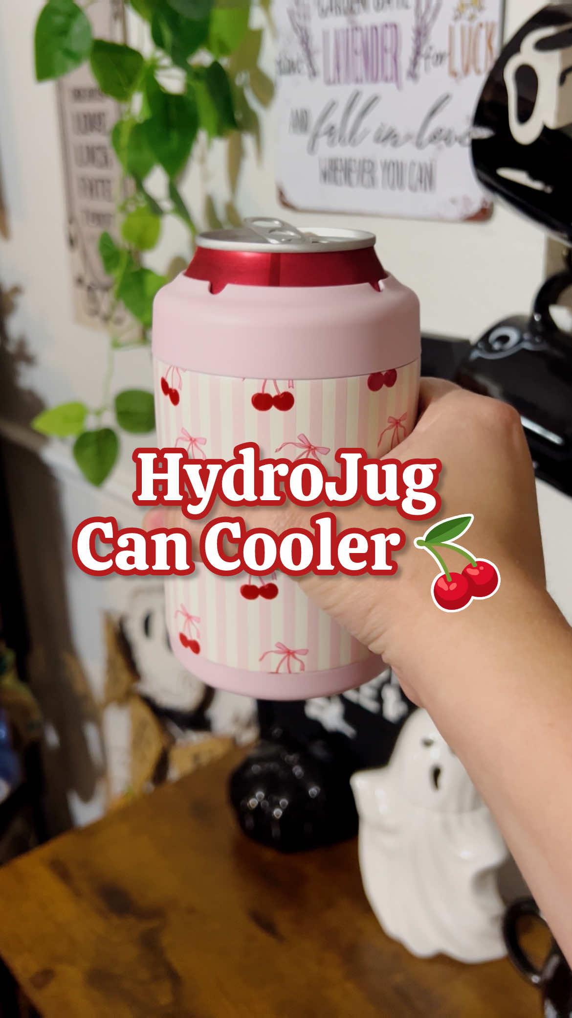 This can cooler by @HYDROJUG is perfect for keeping your drinks cold ☺️  #hydrojug #cancooler #colddrinks #insulated #stainlesssteel 
