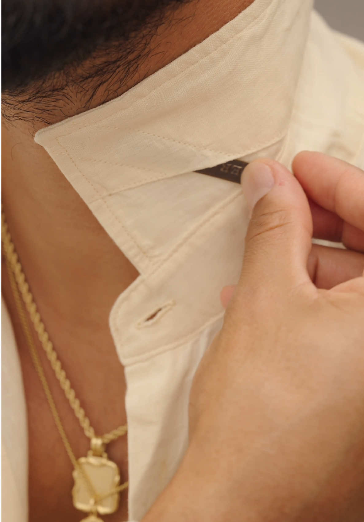 More solid than my collar? Metal Collar Stays for Firm Style. I doubt it. 😉😎 Vanilla colored suit with a wide shawl lapel, crafted in a 4-season fabric that gives you incredible versatility all year round. Double pleated trousers, linen shirt matching the suit, nickel-white loafers, and a gold watch for that timeless touch. A fresh fragrance, and that’s it ready to enjoy those summer days where men’s elegance stands out. ✨ Men’s elegant fashion | Men’s suits | Smart casual style | Classic & modern menswear ✨ #asmr #modamasculina #mensfashion #suitstyle #grwm 