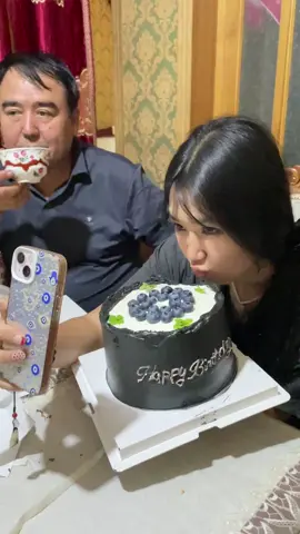 这的确是亲爹能干出来的事儿哈哈哈哈哈哈🤣🤣🤣#蛋糕#父女日常#开心一笑#万万没想到