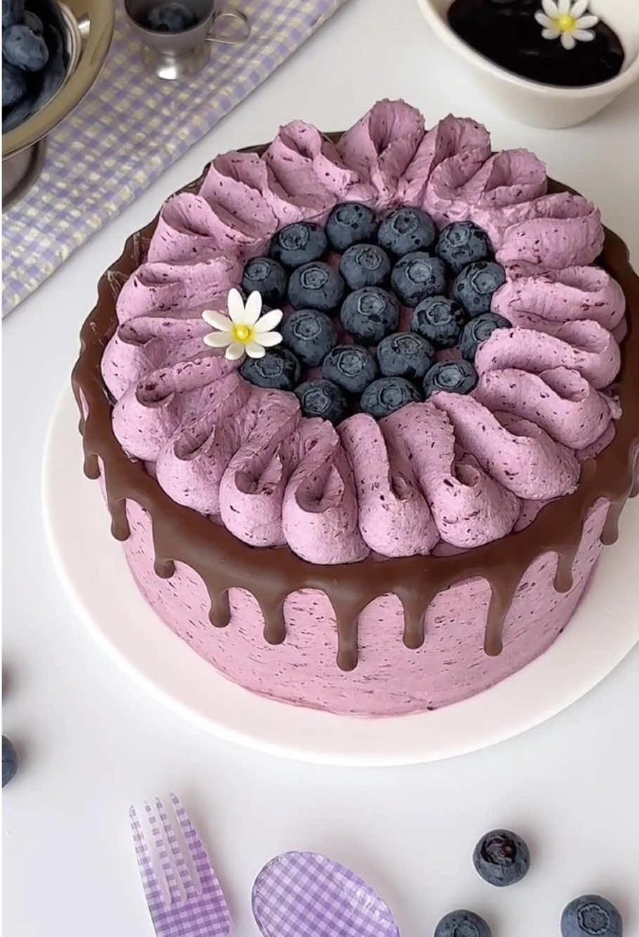 🍰 Chocolate Blueberry Ganache Cheesecake 🥄 Ingredients:  📝 Cocoa Chiffon - 3 eggs - 35g corn oil - 10g cocoa powder - 50g milk - 45g cake flour - 40g sugar 📝 Ganache Filling & Drizzle - 50g dark chocolate - 60g heavy cream - Cream Cheese Frosting - 80g cream cheese (softened) - 25g sugar - 250g heavy cream 📝 Blueberry Cream - 200g heavy cream - 8g sugar - 65g blueberry jam