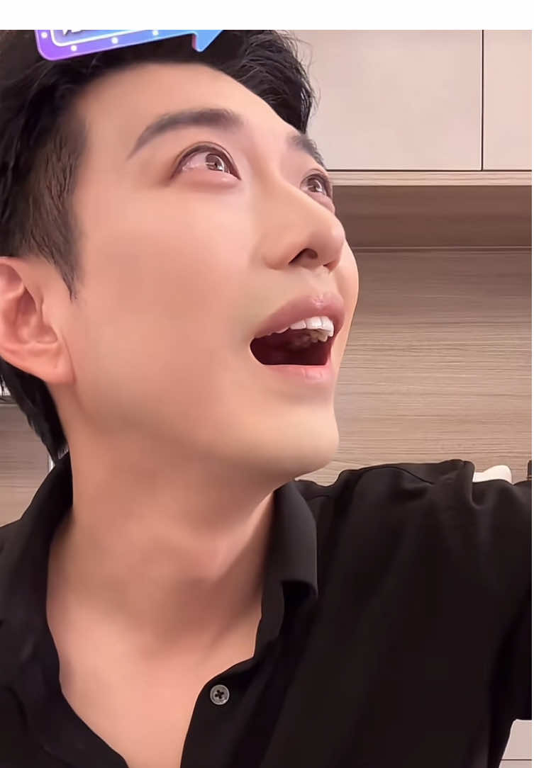 Yulong: “Why is there durian in your spec and on your face too?”  So cute 🥰🤭 His eyes was too sweet looking at her like that 🫠 #yulongmiemie #于龙杨咩咩 