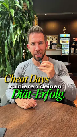 Cheat Days sabotieren deinen Diäterfolg. Warum? Weil viele an einem einzigen Cheat Day mehr Kalorien reinschaufeln, als sie die ganze Woche eingespart haben. Das macht Fortschritte zunichte und sorgt für Frust. Die Lösung? Finde eine Ernährungsform, die zu deinem Alltag passt. Gönn dir bewusst, auch unter der Woche. Disziplin heißt nicht Verzicht, sondern Balance. #diät #ernährung #cheatdayssindschlecht 