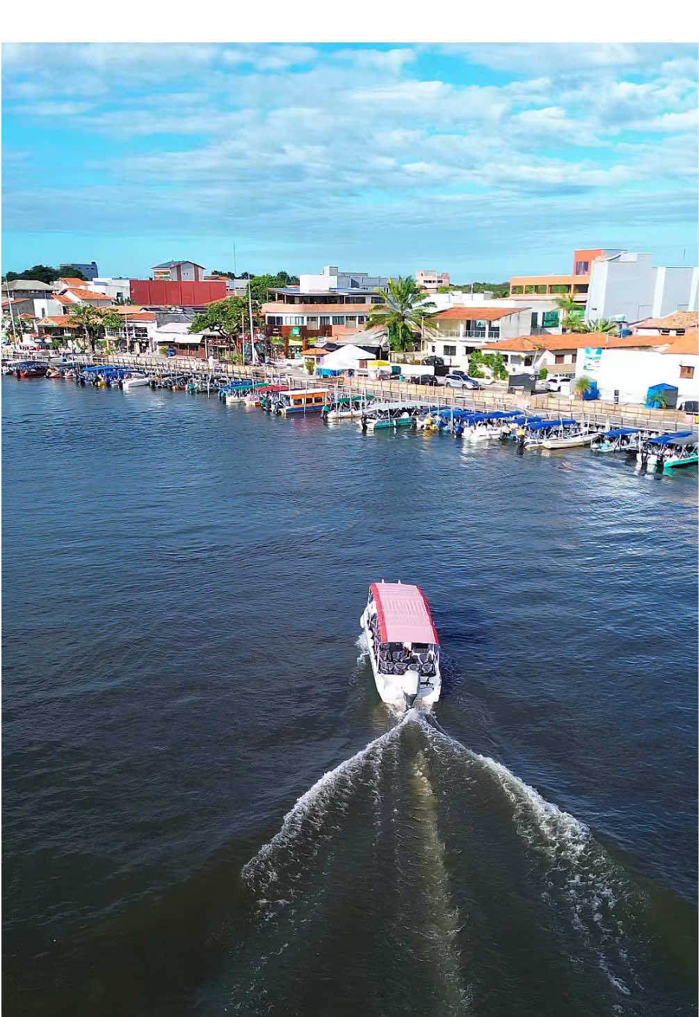 A @vemviajarturismoslz que me levou nesse passeio incrível pelo Rio Preguiças, em Barreirinhas! 🚤🌴 Esse roteiro é simplesmente especial: natureza exuberante, dunas, vilarejos encantadores e aquele pôr do sol que faz a gente se apaixonar ainda mais pelo Maranhão. 🌅💙 E a melhor parte: a agência realiza esse passeio todo final de semana! Ou seja, dá pra se programar sem preocupação e viver essa experiência única. 🙌✨ 📲 Para mais informações e reservas de vagas: (98) 99159-3158 