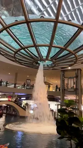 The Rain Oculus at Marina Bay Sands 🌧️✨ A skylight + rain collector where recycled rainwater swirls into a two-story whirlpool, fueling the canal below. #Singapore #MarinaBaySands #RainOculus #TravelTok #Architecture