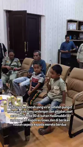 Alhamdulillah akhirnya ,dua bocah viral  yang pungut kue sisa pejabat dan tamu undangan saat peringatan HUT RI ke 80 tahun di lapangan Sultan Hasanuddin, kecamatan Sombaopu kabupaten gowa memenuhi undangan kapolres Gowa untuk diberikan hadiah sepeda.