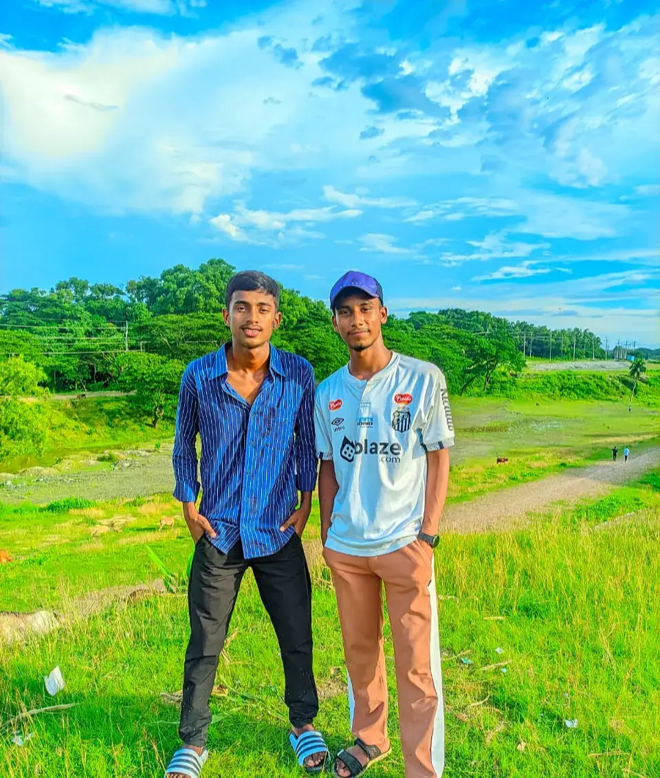 সব দিক দিয়া unlucky হলেও, বন্ধুত্বের দিক দিয়ে আলহামদুলিল্লাহ আমি খুবই, Lucky কিভাবে এই জেনারেশনে এসেও তোদের মতো  best Friend পাইছি 🌸#ariyanemon 