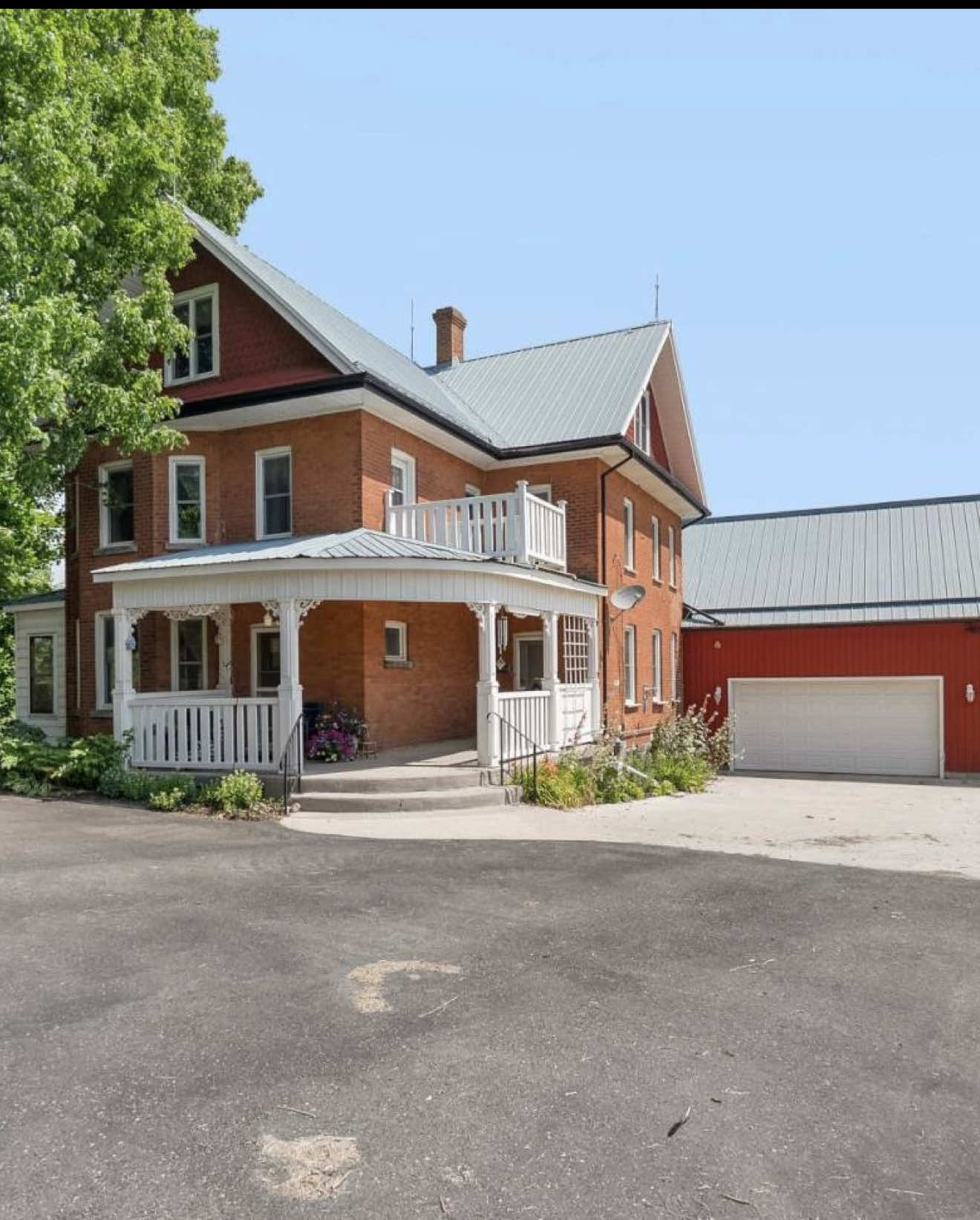 ✨ Farm Tour ✨ 182 Emily Park Rd, Omemee 💰 $1,850,000 🏡 4 Beds | 3 Baths | ~3,200 Sq Ft | Built 1906 🌾 132 Acres | 75 Workable | Traditional Barn Step into a timeless 1906 3-storey home set on 132 acres of countryside charm. From its bright family room with walkout deck to the private upper-level balcony overlooking fields and trails, this property blends history, space, and modern comfort. 🔹 2.5-Car Attached Garage + Walkout Basement Workshop 🔹 Two Woodshops + Insulated Heated Barn with Power 🔹 Forced Air Gas Furnace & A/C 🔹 35 Acres of Mature Bush with Trails & Nature Walks Whether it’s farming, raising animals, woodworking, or simply embracing wide-open space, this hobby farm offers endless possibilities — all just 15 minutes to Hwy 115 with easy GTA access. 📍 Between Peterborough & Lindsay 👉 Watch the full tour and imagine the lifestyle waiting here.                                                                        #teambradbird #birdhouserealty #kawarthalakes #farm #barn  