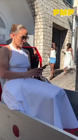 Jennifer Lopez a Capri su un inusuale mezzo di trasporto. Il carrello elettrico per i bagagli  #jenniferlopez #capri #travel #vip 