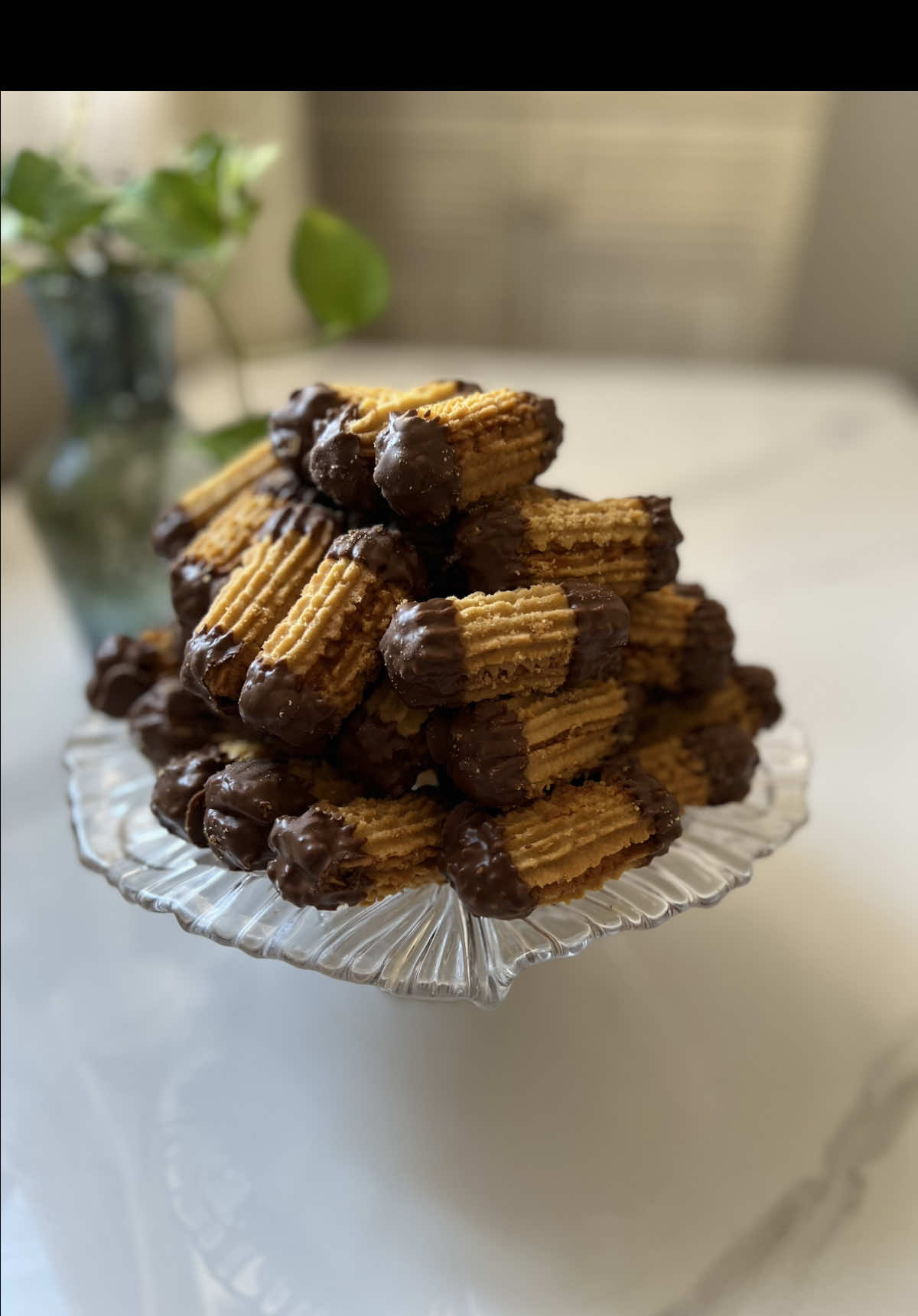 ⁨	أنجح و أخف وصفة بتي فور احسن من تع المحلات 😍 جربوها و ردولي لخبر 🥰 المقادير :⁩(سعة الكأس 220مل) 500غ مرغرين @dima_margarine  ربع علبة المرغرين زيت  كأس سكر ناعم  بيضتان + صفار  قرصة ملح  كأس إلا الربع نشاء  نصف ملعقة صغيرة خميرة الحلويات  فانيليا  عطر الكراميل  حوالي  4 كؤوس و نصف إلى 5 كؤوس فرينة للجمع  .  ، ، . . . #الجزائر #الجزائرية #المطبخ #المطبخ_الجزائري #وصفات              