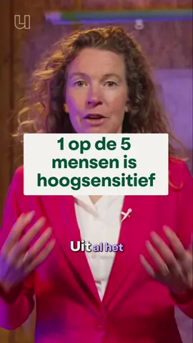 Wist je dat 1 op de 5 mensen hoogsensitief is? Hun brein filtert prikkels anders, waardoor alles harder binnenkomt, van geluiden tot emoties. Dat kan leiden tot stress, maar ook tot bijzondere gevoeligheid voor sfeer en detail, legt neurowetenschapper Judith Homberg (Radboudumc) uit #Hoogsensitief #Overprikkeling #Sensitiviteit #Empathie #Persoonlijkheid #MentaleGezondheid