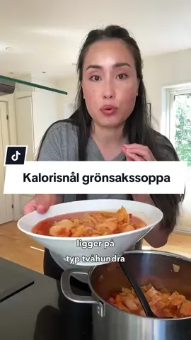 🍲Grönsakssoppa under 300 kcal – BILLIGT och perfekt för kaloriunderskott. Vill du ha fler enkla recept? Glöm inte att följa 🩷 Lägg gärna till protein som jag nämner också 🫶🏽 🍲Grönsakssoppa🍲 (ca 250 kcal/portion) Ingredienser: Kål Morot Selleri 1 Lök 3 Vitlöksklyftor  2 msk Tomatpuré  1 burk krossade tomater  1 liter vatten 2 kycklingbuljongtärning  Salt Peppar Timjan Gör såhär: 1. Hacka grönsakerna och löken och bryn i en stor kastrull med lite raposolja. Tillsätt tomatpuré och stek i 2-3 minuter under omrörning.  2. Tillsätt resten av ingredienserna och låt koka en lite ca 10 min och sen sjuda under lock i 15 min eller tills morötterna mjuknat.  #soppa#billigt#vikt#kaloriunderskott#kalorier 