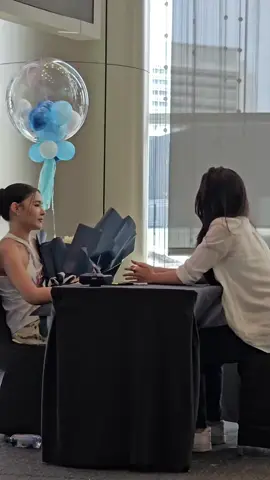 Really sweet friend...the way pundao stare at Shelly....she so appreciate thats gift🥺🏳️‍🌈🌹♥️#glthai #shellybenda #rollercoaster #shellypundao #pundao 