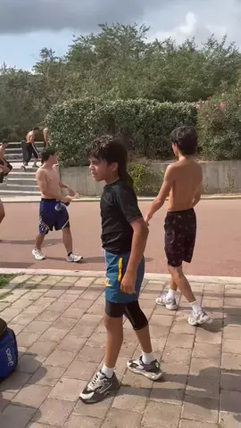 8-10 kilometri tam sərbəst qaçıram.Artıq icəzə vermir atam ( məşqçim). Gələn ildən artıracağam . Allah güc versin 18 yaşımda UFC vuruşmağı nəsib etsin.
