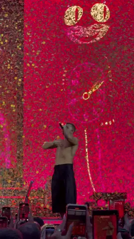 Oh, everybody's comin' for you, wake up  Everybody's comin', wake up  Bodies droppin' everywhere, I'm waist up  Everybody's comin', wake up Everybody's comin', wake up What are you to do When they come for you? Winners hate to lose #imaginedragons #imaginedragonsconcert #wakeup #winnershatetolose #danreynolds  
