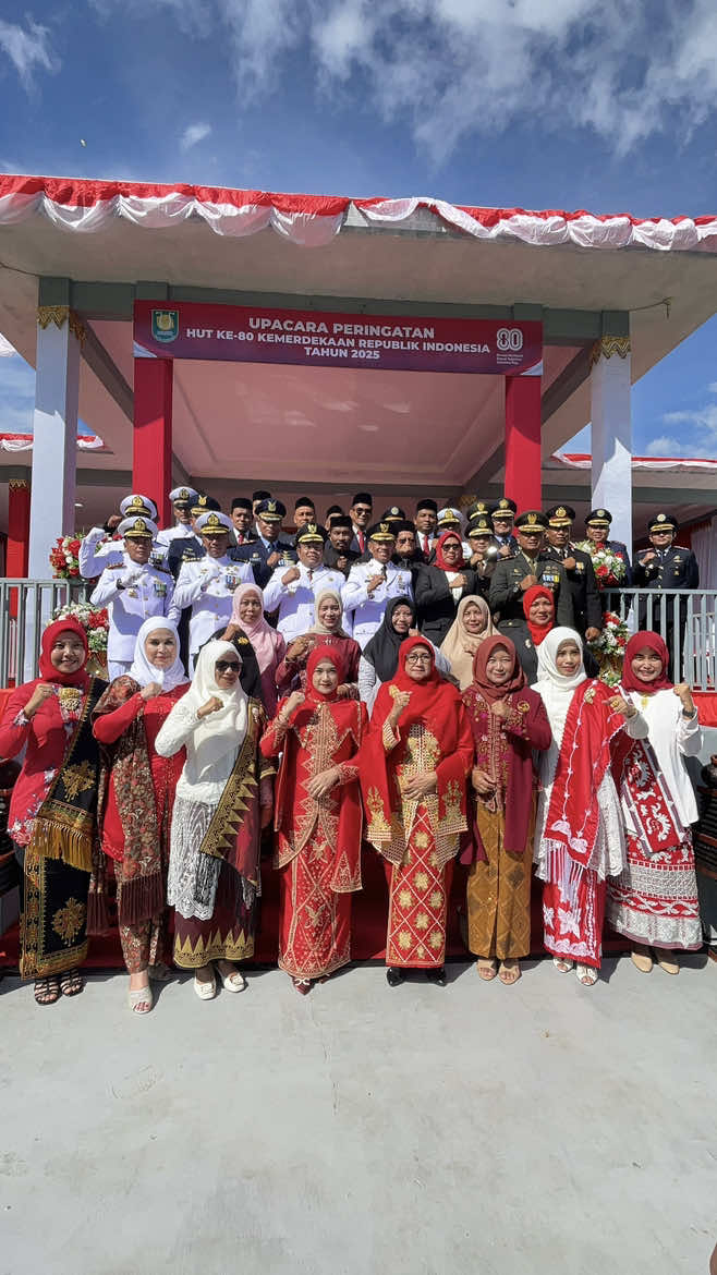 Upacara Peringatan HUT ke-80 Kemerdekaan RI di Kota Sabang yang diselenggarakan di Lapangan Darma Bakti di Jalan Yos Sudarso,(17/08).  HUT Kemerdekaan harus dimaknai sebagai momentum untuk mengenang jasa para pahlawan sekaligus memperkuat semangat persatuan dan gotong royong. Pentingnya menjaga generasi penerus bangsa agar tumbuh menjadi pribadi yang sehat, cerdas, serta berkarakter kuat dalam menghadapi tantangan masa depan. #hutkotasabang #dirgahayuindonesia #17agustus1945 @humas.sabang  