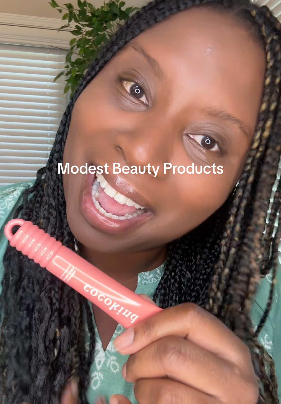 What are yall doing?? Not a beauty influencer over here at all, but definitely loving to find modest beauty products that make me feel like I “tried”. My love of modest beauty began before I even became a mom and super busy, a.k.a. too busy too have a make up routine. But I’m loving this experience of finding products like this one to help me feel more like this new self that I’m creating #SmallSteps #ModestBeauty #lipbalm #lipcare 