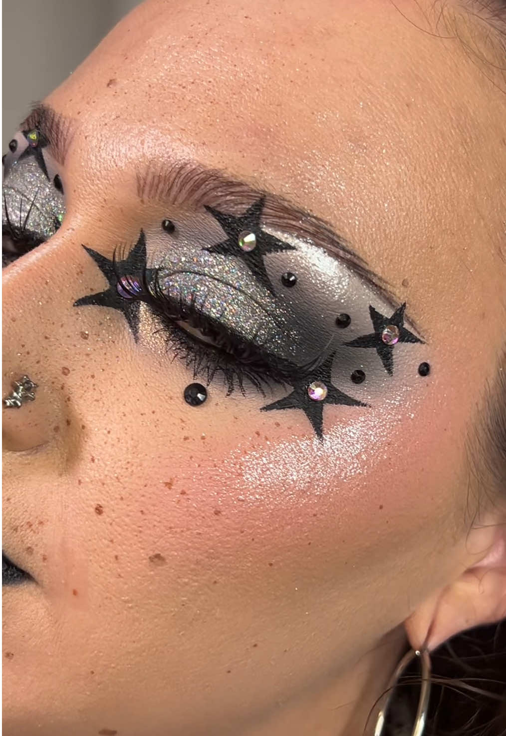 Interrupting your doom scrolling 🫣 #makeuptransition #funmakeup #creativemakeup #altmakeup 