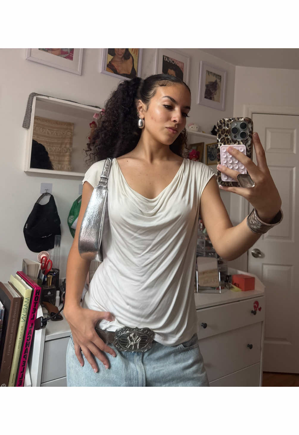 GRWM b Darija 💕⭐️ I’d be rich for this amount of times people keep asking me to do this 😭 I’ve been learning for two years so give ur girl a break but here yall go 👼👼👼💕🎀 OUTFIT DETAILS: top @hermes  belt custom  flats @shopcider  bag @karllagerfeld  #style #🇲🇦 #🇲🇦🇩🇿🇹🇳 #grwm #marocaine 