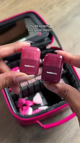 THEYRE SO CUTE & TINY!!! @Huda Beauty has gone mini and we need it all  minus featured: easy bake setting spray  baby blush duo faux filter corrector and concealer  easy bake powder  easy blur primer in original and bronzer  easy blur foundation  #hudabeauty #minimakeup #minis #hudabeautymini #hudabeauty #easybake #cutemakeup #asmr #unboxing 