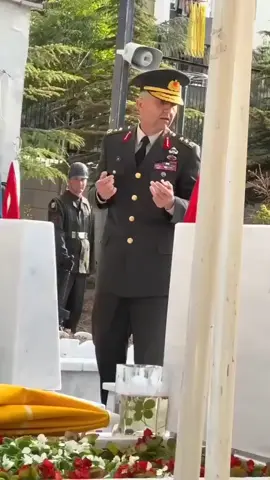 Tümgeneral Emre Tayanç, Şehidimize dua ettiği esnada Şehidimizin annesi mezarı başına geliyor..🇹🇷#emretayançpasa 