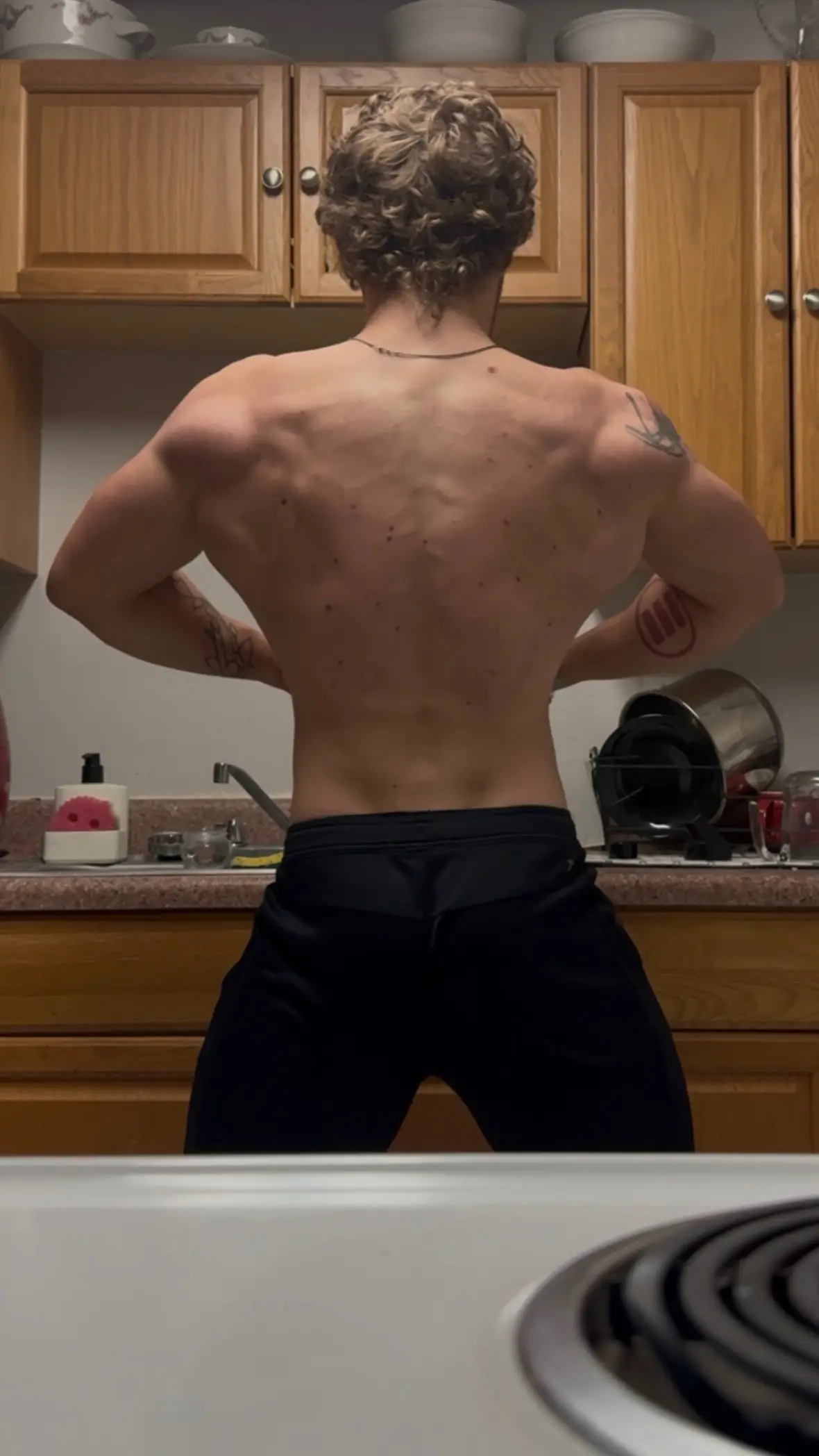 The cut is going great 💪 The secret? Doing what needs to be done, Every. Single. Day. It’s not easy but it’s simple. Do what’s hard now and appreciate the results later 👍 Want to get lean like this? Dm me on insta 😎 fyp #gym #posing #gymmotivation #cut #healthandwellness 
