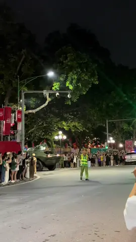 người dân Hà Nội chào đón khí tài quân sự về thủ đô nhân dịp A80 🇻🇳