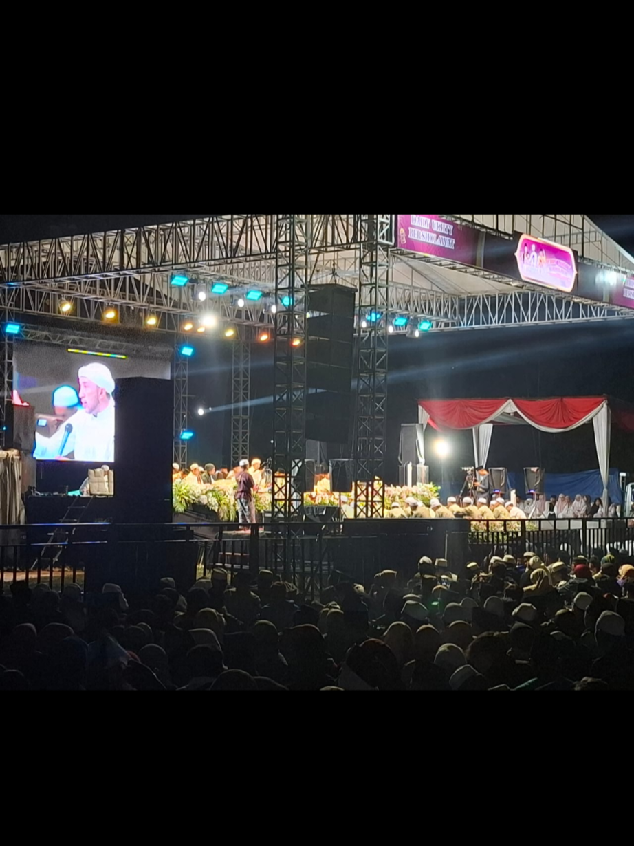Sinergitas TNI–Polri Warnai Pengamanan Pengajian Akbar Cikadu Bersholawat Meriahkan HUT RI ke-80 Pemalang – Ribuan jamaah tumpah ruah di Lapangan Desa Cikadu, Kecamatan Watukumpul, Kabupaten Pemalang, Selasa malam (19/9/2025).  Mereka hadir dalam Pengajian Akbar dan Cikadu Bersholawat bersama Majelis Az-Zahir, yang digelar dalam rangka walimatul khitan sekaligus memperingati HUT ke-80 Kemerdekaan Republik Indonesia. Kegiatan ini dipimpin langsung oleh Ustadz Abdul Kholik selaku Ketua Panitia. Sekitar 3.000 jamaah dari berbagai daerah hadir memadati arena pengajian. Suasana khidmat bercampur meriah, mencerminkan semangat kebersamaan umat dalam mengisi kemerdekaan. Acara semakin semarak dengan kehadiran sejumlah tokoh, di antaranya: Habib Ali Zaenal Abidin Assegaf, Pimpinan Majelis Az-Zahir Pekalongan. Kompol H. Pujiono, SH, MH, Wakapolres Pekalongan yang juga memberikan ceramah. KH Khozinatul Asror dari Tegal. Agus Syarif Nurhadi, SH, Camat Watukumpul. Kapten Inf Mulyo Hartono, Danramil 12 Watukumpul. AKP Haris Sri Susanto, Kapolsek Watukumpul. H. Rukun, Kepala Desa Cikadu. Hadir pula jajaran pengurus MWC NU Watukumpul beserta badan otonom seperti Muslimat, Fatayat, dan Ansor NU. Sementara itu, dari jajaran Forkopimda Pemalang turut memantau langsung jalannya acara, yakni Dandim 0711/Pemalang Letkol Inf Muhammad Arif S.Hub.Int. dan Kapolres Pemalang AKBP Rendy Setia Permana, SIK, SH, MM, beserta pejabat utama Polres Pemalang. Acara dibuka dengan tahlil, penampilan hadroh Majelis Az-Zahir, serta menyanyikan lagu Indonesia Raya dan Syubbanul Wathan. Sambutan-sambutan para tokoh mengiringi suasana kebersamaan. Puncak kegiatan ditandai dengan Cikadu Bersholawat dan Mauidhoh Hasanah, yang disampaikan para penceramah. Doa bersama serta Mahalul Qiyam menutup rangkaian pengajian dengan penuh kekhusyukan. Dalam tausyiah, para ulama berpesan agar umat meneladani perjuangan para pahlawan dan mensyukuri nikmat kemerdekaan dengan menjaga persatuan serta menghargai keberagaman. “Mengisi kemerdekaan tidak cukup hanya dengan perayaan, tetapi juga dengan kontribusi nyata dalam membangun bangsa, meningkatkan pendidikan, menjaga persaudaraan, dan menegakkan keadilan sesuai nilai agama dan semangat kebangsaan,” pesan para penceramah. Selain itu, khitan juga diingatkan sebagai bagian dari fitrah dan syariat Islam yang menjaga kebersihan serta menyempurnakan ibadah. Untuk memastikan jalannya acara, diterjunkan 377 personel gabungan, terdiri dari: TNI Koramil 12 Watukumpul: 10 personel. Polri: 222 personel. Banser: 126 personel. Linmas: 39 personel. Berkat sinergi TNI–Polri bersama unsur masyarakat, kegiatan berjalan aman, tertib, dan kondusif hingga selesai. #penrem071_wijayakusuma #kodam_diponegoro #pendam_4_diponegoro #tni_angkatan_darat #dispenad       