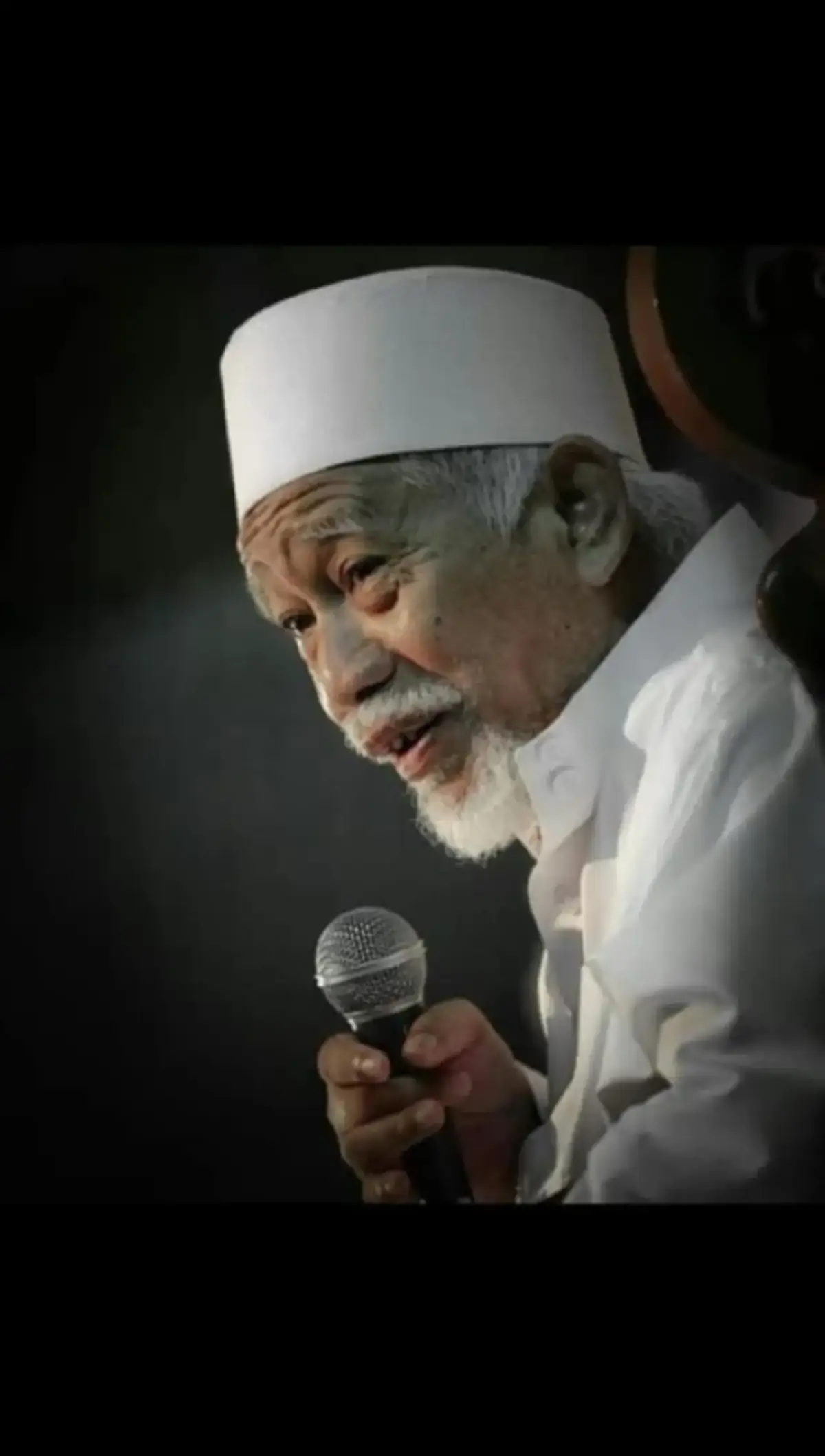 Umat Islam kembali  berduka. Salah satu sosok ulama kharismatik asal Purworejo, KH Thoifur Mawardi meninggal dunia sore ini, Selasa (19/8) sekitar pukul 16,30 WIB di RSUD Tjitrowardoyo, Purworejo. Abuya Thoifur dirawat sejak Sabtu (16/9) karena gangguan fungsi ginjal dan hipertensi yang sudah diderita beberapa lama. Mendung yang menggelayut disertai hujan yang menyirami Purworejo hari ini seolah menjadi isyarat alam tentang berita duka hari ini. Nama lengkap almarhum adalah KH Muhammad Thoifur Mawardi. Lahir di Purworejo, tanggal 8 Agustus 1955 dan meninggal dunia di usia 70 tahun. Abah Thoifur – begitu beliau biasa dipanggil -  adalah putra dari KH R. Mawardi, seorang ulama yang juga dikenal di Purworejo. Dari jalur ayahnya, KH Thoifur masih termasuk dzurriyyah KH R. Imam Maghfuro, seorang tokoh besar Karesidenan Kedu, sekaligus memiliki ikatan darah dengan trah Sultan Agung Hanyokrokusumo dari Mataram.   Masa Kecil Dan Pendidikan Awal Sejak kecil, KH Thoifur dikenal tekun dalam menuntut ilmu agama. Pendidikan dasar agama diperoleh dari lingkungan keluarga, kemudian melanjutkan pengembaraan intelektualnya di beberapa pesantren besar Jawa. Di antaranya adalah Pondok Pesantren Sugihan, Kajoran, Magelang untuk  menimba ilmu dasar kitab kuning, fiqh, dan ilmu alat. Kemudian di Pondok Pesantren Lasem, Rembang untuk memperdalam ilmu syariah, hadits, dan tasawuf, sekaligus berinteraksi dengan tradisi pesantren pesisir yang kental dengan semangat dakwah.   Perjalanan Ilmu di Tanah Suci Pada tahun 1976, beliau berangkat ke Makkah dan mondok di Ma’had Rushaifah di bawah bimbingan Al-‘Allamah Al-Habib Sayyid Muhammad bin Alawi Al-Maliki, seorang ulama besar yang dikenal sebagai ahli hadits internasional. Selama 12 tahun (1976–1988) beliau bermukim di Makkah, mengkaji kitab-kitab induk Islam, terutama hadits, sirah nabawiyyah, dan tasawuf. Dari sanalah beliau dikenal memiliki penguasaan yang sangat luas hingga dijuluki “kitab berjalan” oleh rekan ulama dan habaib.   Karomah & Kisah Spiritual Kiai Thoifur dikenal bukan hanya karena keilmuannya, tetapi juga karena karomah dan keistimewaan spiritualnya. Beberapa kisah yang terkenal antara lain: 1. Ahli mimpi bertemu Rasulullah SAW : beliau dikenal kerap mendapatkan mimpi bertemu Nabi Muhammad SAW. Bahkan banyak orang datang meminta doa agar dimudahkan bertemu Nabi melalui beliau. 2. Kisah “Bi’ru Thoifur” (Sumur Thoifur) : saat di Rushaifah Makkah, beliau bermimpi didatangi Rasulullah SAW yang memerintahkan menggali tanah di lokasi tertentu. Setelah digali, benar-benar keluar sumber air yang kemudian menjadi sumur utama bagi para santri hingga kini. Sumur ini dikenal sebagai “Bi’ru Thoifur”. 3. Cinta Hadits Dan Sirah : Karena kecintaannya pada hadits dan kisah Rasulullah, beliau sering menekankan agar umat Islam memperbanyak membaca hadis supaya lebih mengenal Nabi. Dengan begitu, akan lebih mudah menghadirkan Rasulullah dalam mimpi.   Kiprah di Purworejo Sepulang dari Makkah tahun 1988, beliau mendirikan dan mengasuh Pondok Pesantren Daarut Tauhid di Kelurahan Kedungsari, Kecamatan Purworejo. Pesantren Daarut Tauhid berkembang pesat, kini memiliki ribuan santri serta lebih dari sepuluh cabang di wilayah Purworejo dan sekitarnya. Selain membina santri, KH Thoifur aktif berdakwah di masyarakat. Beliau dikenal sering hadir di berbagai majelis pengajian, tidak hanya di Purworejo tapi juga di luar daerah. Melalui pengajarannya, KH Thoifur menjadi penghubung sanad keilmuan dari ulama-ulama Nusantara dengan ulama Haramain, khususnya melalui Sayyid Muhammad bin Alawi Al-Maliki. Warisan & Pengaruh KH Thoifur Mawardi dikenal sebagai sosok alim, kharismatik, sederhana, dan penuh kasih kepada umat. Warisan beliau meliputi: 1. Pondok Pesantren Daarut Tauhid dengan ribuan santri dan beberapa cabang. 2. Sanad keilmuan hadits dan tasawuf yang bersambung hingga Rasulullah SAW melalui Sayyid Muhammad Al-Maliki. 3. Keteladanan dalam keistiqamahan ibadah, zuhud, dan cinta Nabi. #daruttauhidkedungsari #santri #abahtoifurmawardi #ulama 
