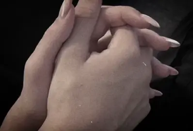 نازانم جیابوونەوە کارە ڕاستەکە بوو یا نا،هەندەک جار دەڵێم باشترین کاربوو دەبو ببێ،هەندێک جاریش ئەکەومە ئەرز و هێز لە خۆم و چاوەکانم نامێنێ،بەداخەوە کەوتوینە ڕۆژگارێک بە ناچاریەوە دەبێ دەست لە دڵخۆشی و ئاسودەیمان هەڵگرین،منیش دەستم لەو بەردا،دەزانم نەدەبوو ئەو کارەم کردبا بەڵام لە کۆتایدا هەموو کەسێک هەڵەیەک دەکا وانیە..؟دەمویست بەیەکەوە ڕۆژە خۆش و ناخۆش و سەختەکانمان بەڕێ بکەین و دواتر بە کۆمەڵێ شادی و خۆشی بڵێین تێپەڕی،بەڵام کە تەمەشام دەکرد هیچ خۆشیەکم لە ئایندەدا نەدەبینی،گوێم پێ نەدا چونکە تۆ هەموو ئەو خۆشی و شادیەی من بووی و جێی هەموو کەست بۆم گرتبووەوە،بە تێپەڕبوونی شتەکان خراپتر و خراپتر دەبوون،دەترسام ڕۆژێک بەتەواوی پشتم بشکێ و شکست بێنم و بکەومە ژێر هەوری بێ بارانی و ڕەشەبایەکی توند کە دەرباز بوونی نەبێ،و وابوو تووش بووم لە کۆتایدا،و هەندە بێ هێز ببوم نەمدەتوانی بە ساختەش پێ بکەنم،وەکو دارێکی بێ لقو گەڵام لێ هات،نەمویست ئازارت بدەم بە کردار و بونم،ئەوەی کردم لۆ باشەی خۆت بوو ژیانت بێ من زۆر باشترە و باشتریش دەبێ،دەمویست پەشیمان ببیەوە لە ناسینم،خۆشبەختانە پیرۆزە ڕوویدا،بەهەرحاڵ ببورە خۆشمدەوێی،بیرت دەکەم،ببورە گەر ڕۆژێک ئازارم دابی یان بێزار بوبی لێم تاکە پەناگەم ئەتو بوی،و هەمووانم لە پێناوت ئیهمال کرد لۆ بونت دیسانەوە خۆشمدەوێی#tiktok #foryou #actives? #veiws #viral @TikTok 