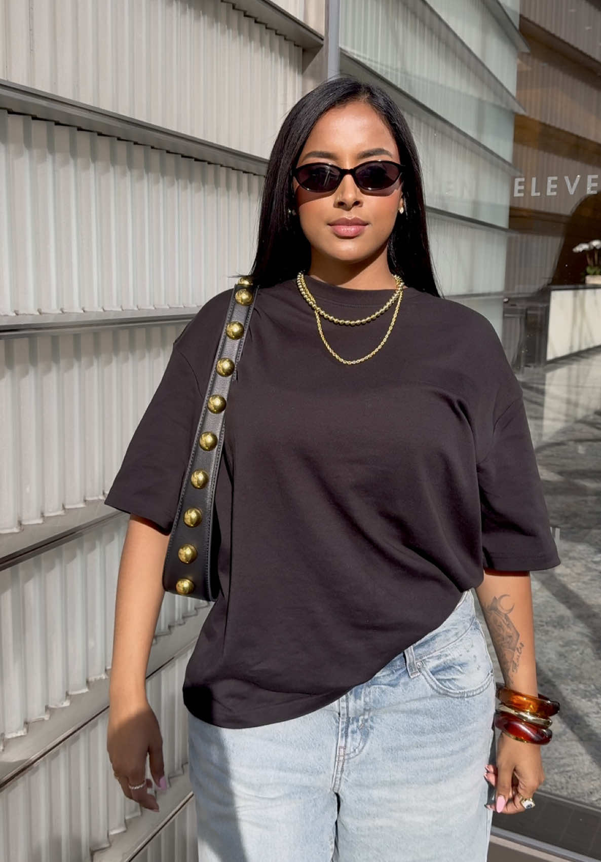 Eleva tu outfit básico con los accesorios correctos 🐆 #fashiontiktok 