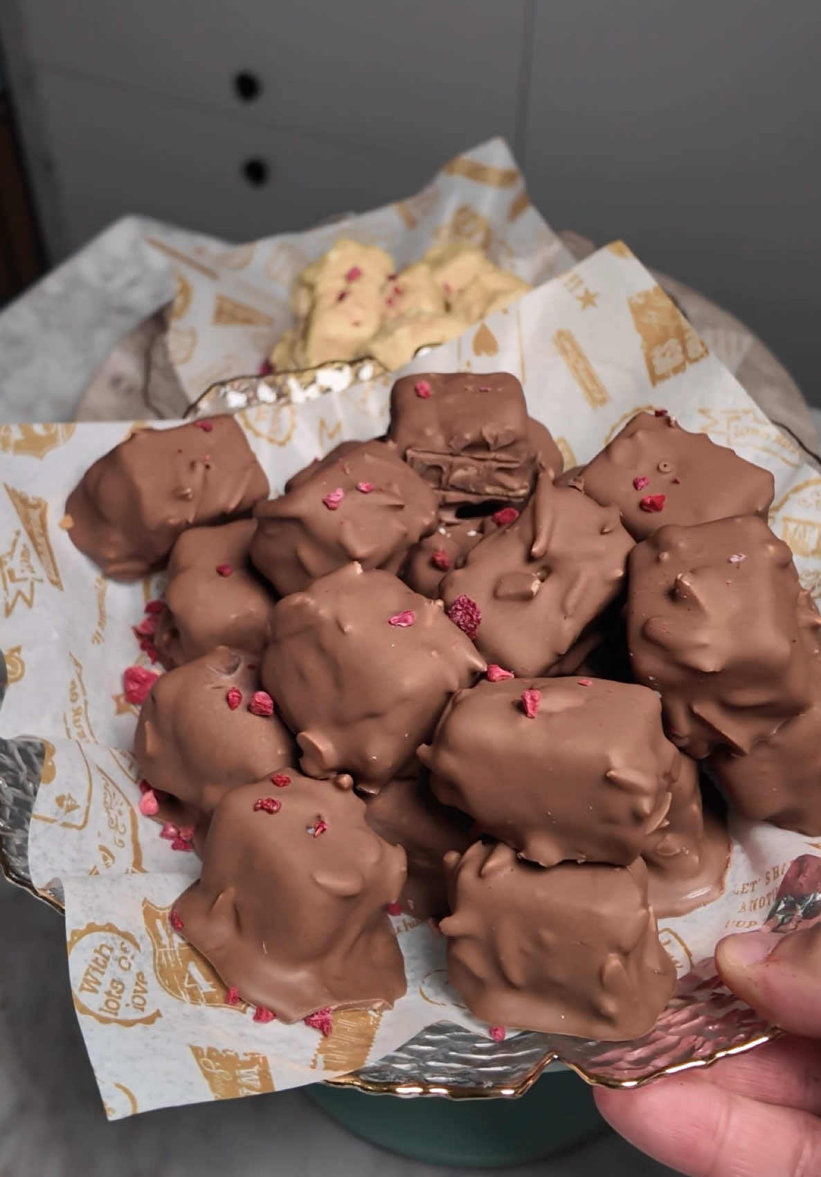 آيسكريم بايتس (Ice Cream Bites) مع @الشيف محمد العريض  المقادير:  الطبقة الأولى (القاعدة) 	•	1 علبة كبيرة بسكوت دايجستف مطحون 	•	200 جرام زبدة (تُذوّب حتى يتكرمل لونها ويتغير لونها للذهبي) اضيف عليها ملعقة صغيرة سكر بني مع 	رشة قرفة الطبقة الثانية (الخلطة البيضاء): 	•	2 علبة جبن كريمي (200 جرام لكل علبة) 	•	1 علبة كبيرة حليب مكثف محلى 	•	قليل من الفانيلا (حسب الرغبة) 	•	750 مل كريمة خفق باردة الطريقة: 	 	نذوب الزبدة حتى تتحمر، نصيف لها السكر والقرفة، ثم نخلطها مع البسكوت ونفردها في صينية. 	نخلط الجبن مع الحليب المكثف والفانيلا. 	نخفق الكريمة ونضيفها على خليط الجبن. نحطها  فوق البسكوت ونجدمها بالفريز 3 ساعات  	 نقطعه مكعبات ونحط الحشوات الي نحب (مانجو وتوت ازرق) ثم نغمسها بالتشوكلت الذايبة  (بالحليب والبيضاء) ونرجع نحطها بالفريز نص ساعة وعليكم بالعافية😍👌 #ايسكريم #حلى #وصفات_سهلة #اكسبلورexplore #حلى_سريع            