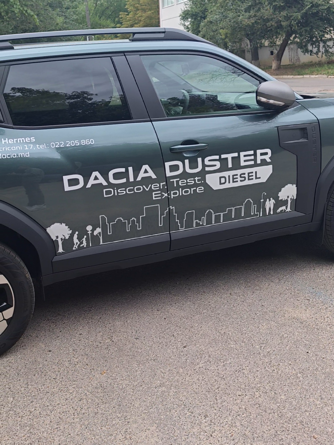 Poți înmatricula în Europa un Dacia Duster 3, cu motorizarea 1.5 dCi cumpărat din Moldova? Am fost la Chişinău, în Republica Moldova, unde am vizitat reprezentanța DACIA pentru a descoperi noul Duster 3, echipat cu motorizarea eficientă 1.5 dCi. Vizita a fost o experiență deosebită, pentru că am putut vedea de aproape și să conduc cea mai iubită motorizare de Dacia Duster care a cucerit şoferii din toată Europa și nu numai. Am ajuns neanunțat la showroom-ul DACIA din Chişinău, iar consilierii m-au primit cu bucurie şi multă răbdare. Au fost extrem de deschişi, şi-au făcut timp să îmi răspundă la toate întrebările şi chiar m-au invitat la un drive test, ca să îmi pot forma singur o părere despre această motorizare pe noua generație de Duster 3.  La volan am fost impresionat de: consumul redus, cuplu foarte bun de la turații mici putere suficientă pentru orice drum, o suspensie confortabilă care absoarbe denivelările, dar şi o antifonare net superioară generațiilor anterioare. În plus există opțiunea de a dezactiva ESP-ul, lucru util pe teren mai dificil.  Un alt aspect care m-a surprins plăcut este prețul - semnificativ mai mic decât oriunde în Europa, ceea ce face ca acest model să pară şi mai atractiv. Această motorizare nu se mai regăseşte pe piața Uniunii Europene, dar este produsă pentru piețe precum Marocul unde cererea este în special pentru varianta 4x2 şi, pentru că Republica Moldova nu face parte din UE, ea este disponibilă și aici. Dusterul 3 cu 1.5 dCi poate fi găsit, doar exclusiv în configurația 4x2. Trebuie să dau şi o veste mai puțin bună pentru cei care speră să cumpere din Moldova acest model: Duster 3 cu motor 1.5 dci, 