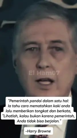 Kalau kita lihat kutipan Harry Browne ini, sebenarnya dia lagi “nyeletuk” dengan cara yang agak sarkastik. Intinya, pemerintah sering bikin orang jadi tergantung. Gambarannya simpel: mereka yang bikin masalah (patahkan kaki), terus kasih solusi setengah hati (tongkat), lalu minta tepuk tangan seolah jadi pahlawan. Ada beberapa poin menarik buat kita renungkan: Ketergantungan yang disengaja – kadang rakyat dibuat lemah dulu lewat aturan atau kebijakan, baru ditawari bantuan. Jadi kayak dipaksa butuh mereka. Narasi kontrol – bantuan itu nggak selalu tulus, bisa jadi alat supaya pemerintah makin punya kuasa atau legitimasi. Kritik intervensi negara – Browne sebagai libertarian percaya terlalu banyak campur tangan justru bikin keadaan makin runyam, bukan makin beres. Kutipan ini nyambung banget kalau kita ngobrol soal big government, welfare state, atau kebijakan publik yang masih pro-kontra. 💁🏻Menurutmu, apakah pemerintah emang seharusnya jadi “penyedia tongkat” ketika rakyat kesusahan? Atau justru lebih baik kalau mereka nggak ikut-ikut bikin kaki rakyat “patah” dari awal? #mindset  #politik #negara #merdeka  #fyp 