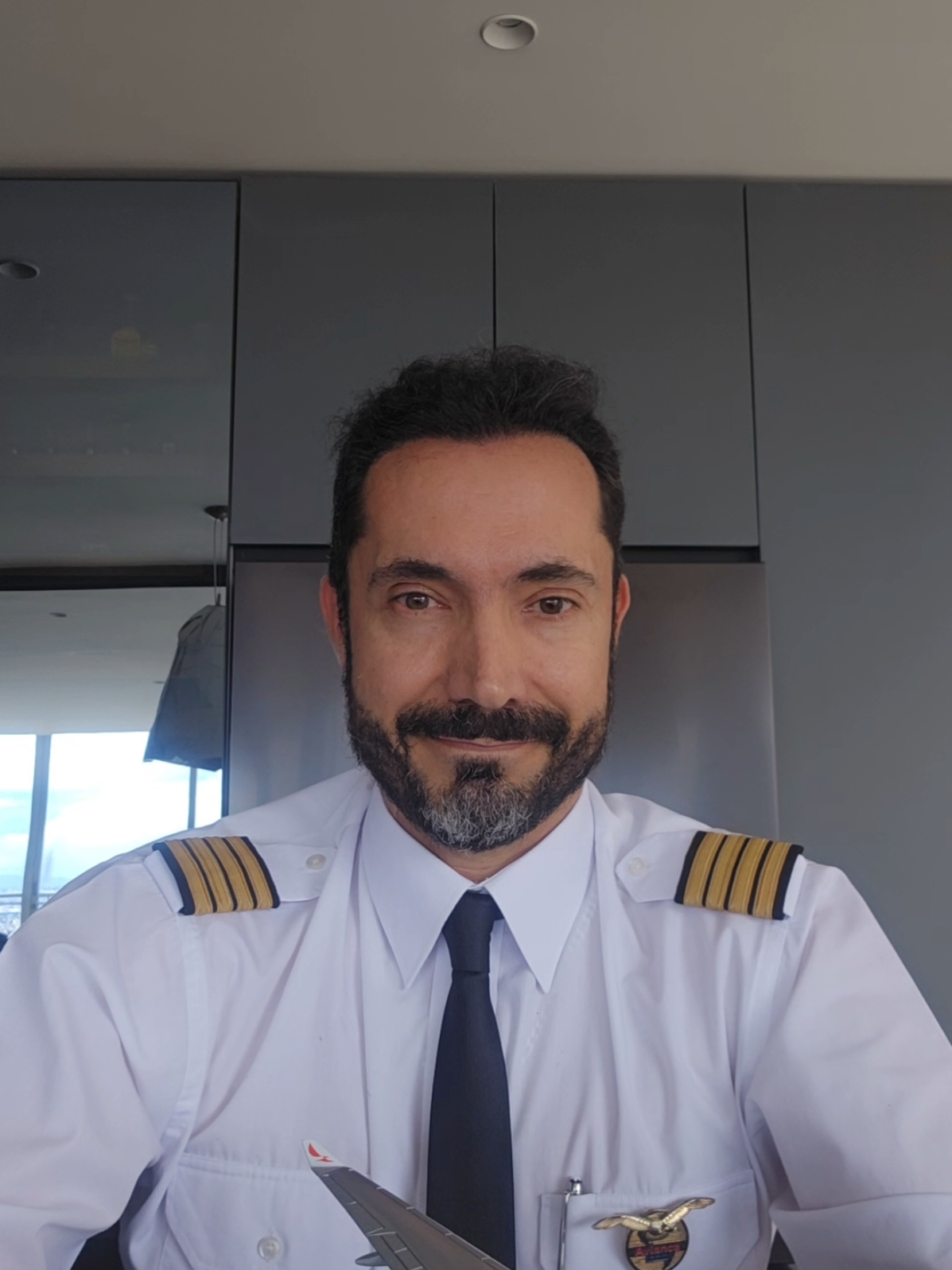 Todos los asientos del avión son seguros, pero cuáles creen que son los asientos del avión donde se siente más la turbulencia? #aviation #aviationlovers #pilotsoftiktok #viral 
