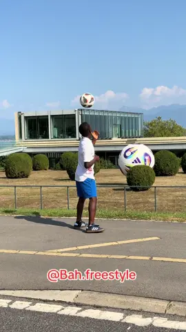 Réponse à @wadass 224 ⚽🔥 Freestyle Royal à Nyon | Maillot du Real Madrid au siège de l’UEFA 🏟️🇪🇸 #FootballFreestyle #RealMadrid #UEFA #Nyon #Skills @StreetFootAfrica 