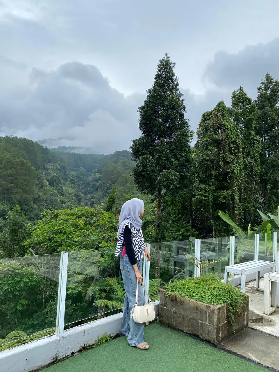 View nya indah bgt, price makanannya pun ramah di kantong😭🫶🏻 #cafeaesthetic #alam #explore #tasikmalaya #nusantarahouse 