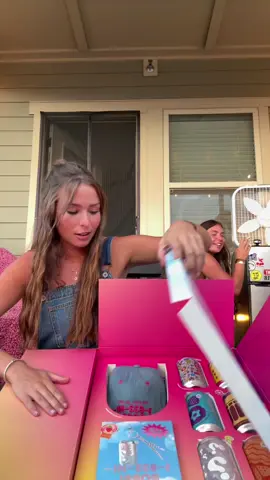 today’s episode of making tik tok casual again a little @poppi shop and @Parke unboxing 🤍✨   #unboxing #collegelife #casual #haul #jmu 