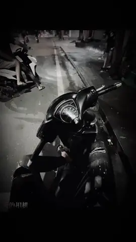 雨下个不停，人来人往，最后走完剩下的路。我们学习如何... 一个人去吧！Mưa rơi rồi lại tạnh người đến rồi sẽ đi, cuối cùng giữa đoạn đường còn lại. Ta học cách... tự đi một mình!