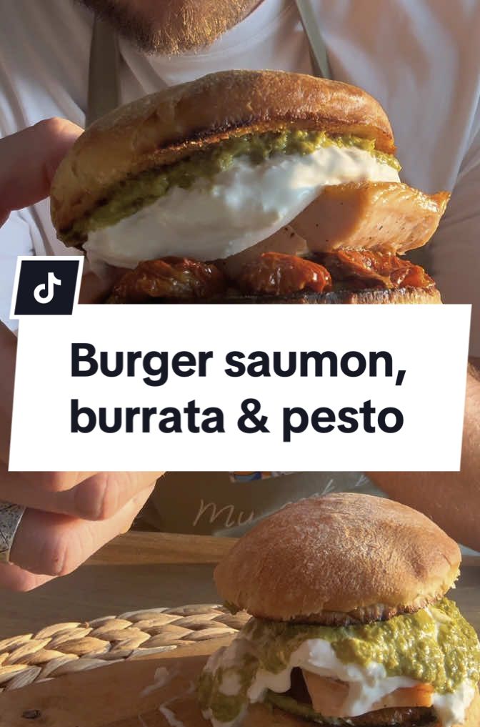 Burger saumon, burrata & pesto 🤍🐟🍔 Un burger qui change, ultra gourmand et super simple à faire 🔥 Ingrédients (2 burgers) : 	•	2 buns de boulangerie 	•	2 pavés de saumon (sans peau) 	•	Sel, poivre 	•	1 filet d’huile d’olive 	•	1 burrata (½ par burger) 	•	8 à 10 tomates séchées (≈ 4-5 par burger) 	•	2 c. à c. de pesto (1 par face de bun) Préparation : 	1.	Coupe et toaste légèrement les buns. 	2.	Retire la peau des pavés de saumon, sale et poivre. 	3.	Fais cuire à la plancha/poêle avec un filet d’huile d’olive, quelques minutes de chaque côté, jusqu’à ce qu’ils soient bien dorés (tu peux les aplatir un peu pour plus de croustillant). 	4.	Étale le pesto sur chaque face des buns toastés. 	5.	Sur le bun du bas : tomates séchées → pavé de saumon → ½ burrata. 	6.	Referme avec le bun du haut (pesto à l’intérieur). 	7.	Croque et profite 😍 #recettefacile #burger #burrata 